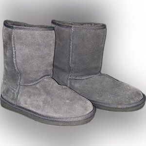 Tamarac Size 6 Grey Fur Lined Boots